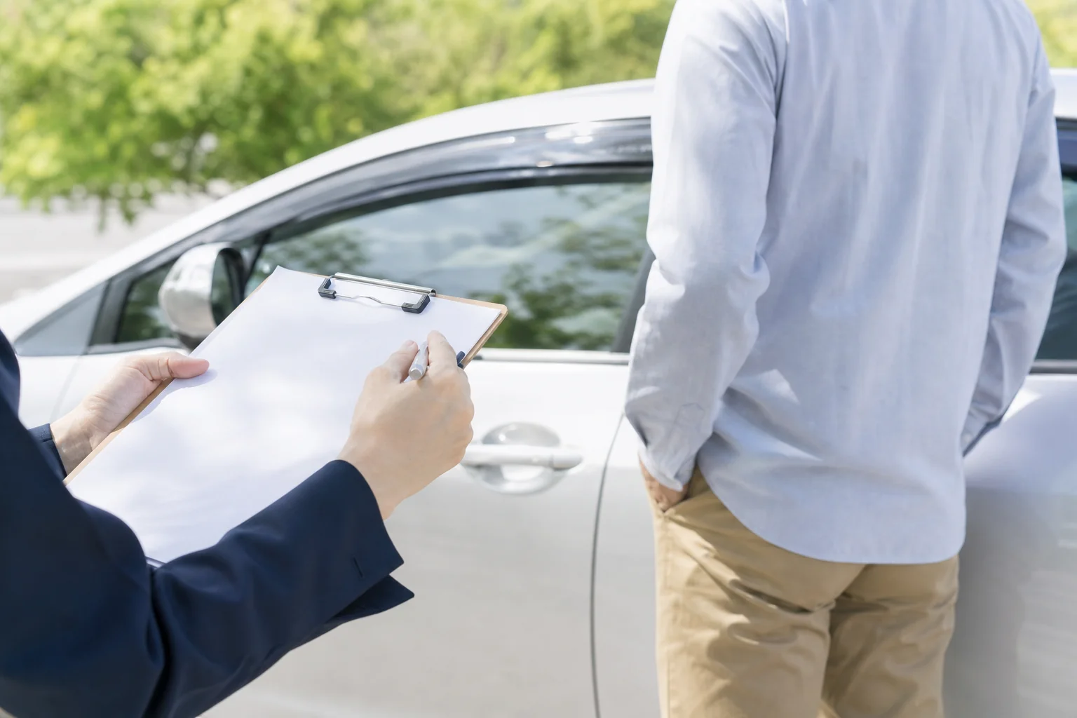 今の車を手放す前に、下取り・買取店への売却・廃車などを比べて考える場面の写真